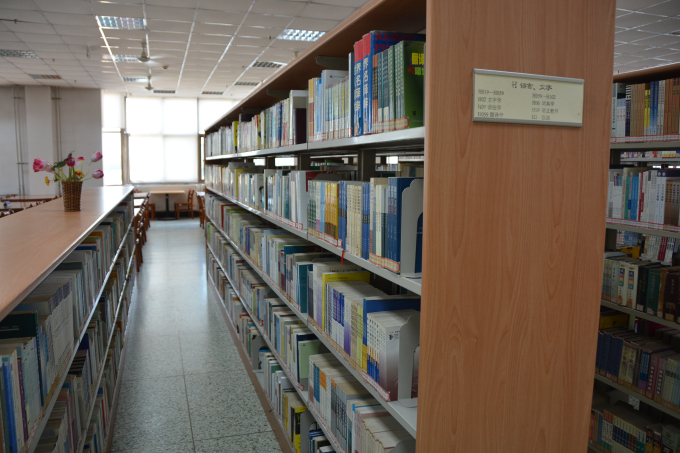 新疆理工学院图书馆图片